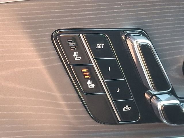 New 2025 Cadillac Lyriq Luxury w/ LPO, Floor Liner Package AWD/4WD image 16
