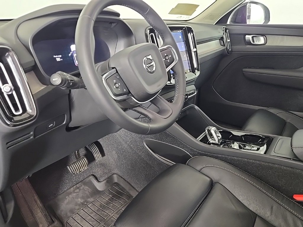 Certified 2023 Volvo XC40 B5 Plus w/ Protection Package Premier image 21