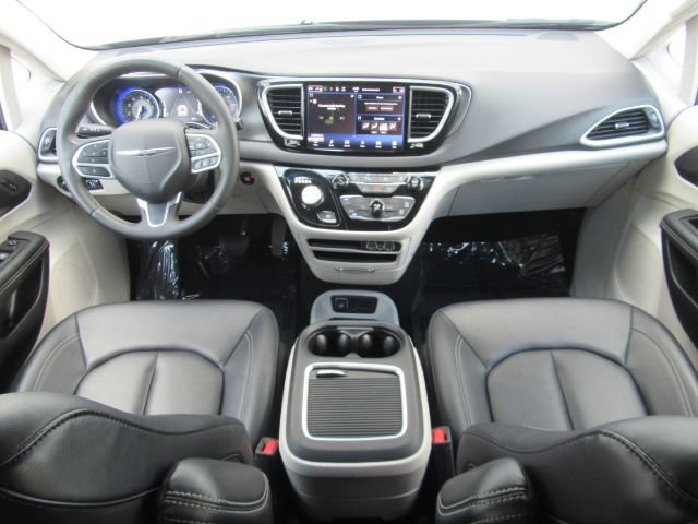 Used 2024 Chrysler Pacifica Touring-L FWD image 3