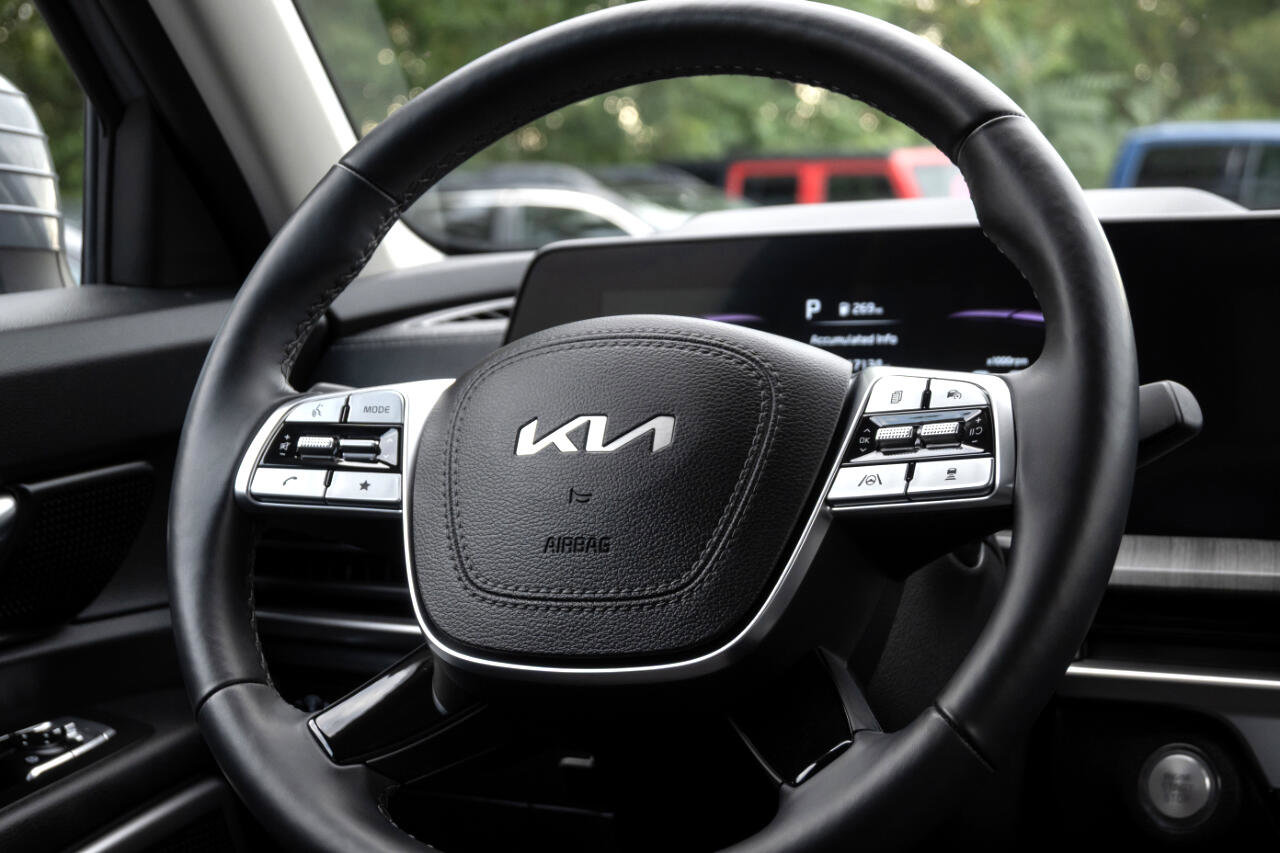 Used 2024 Kia Telluride EX w/ EX Captain's Chair Package image 26