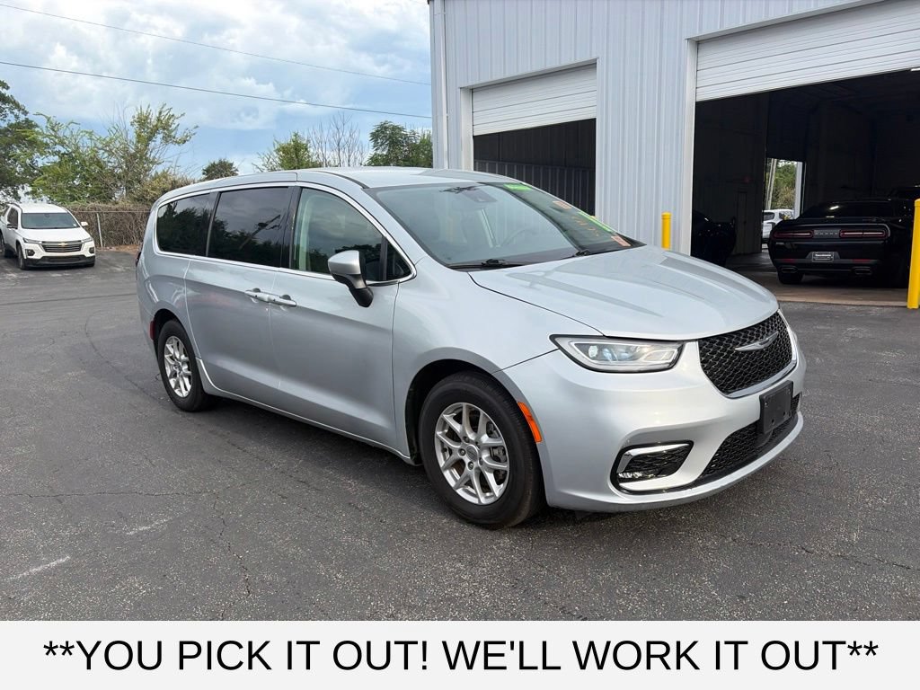Used 2023 Chrysler Pacifica Touring-L FWD image 1