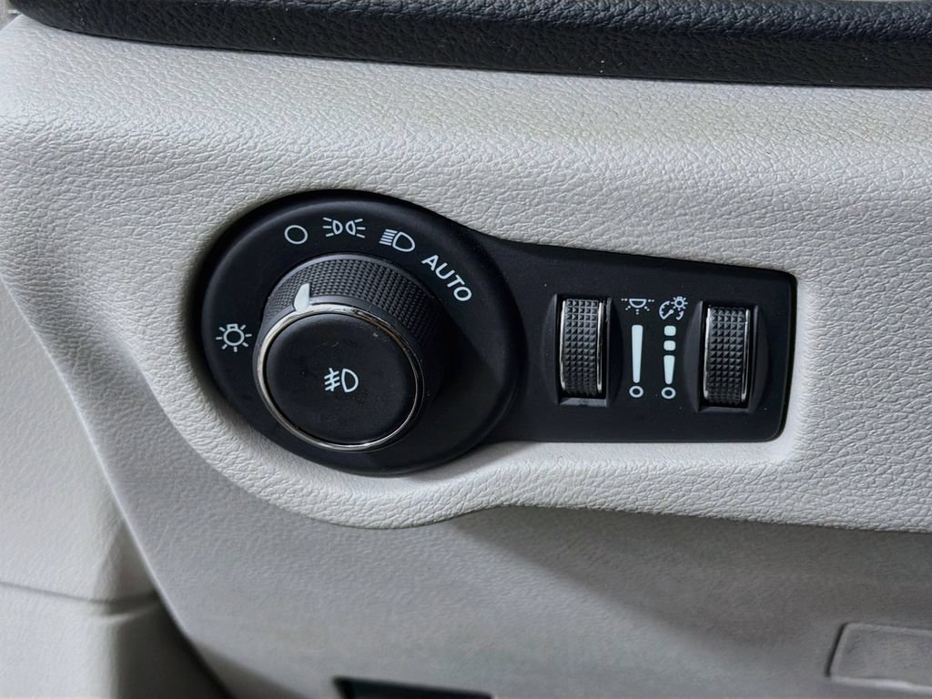 Used 2024 Chrysler Pacifica Limited FWD image 12
