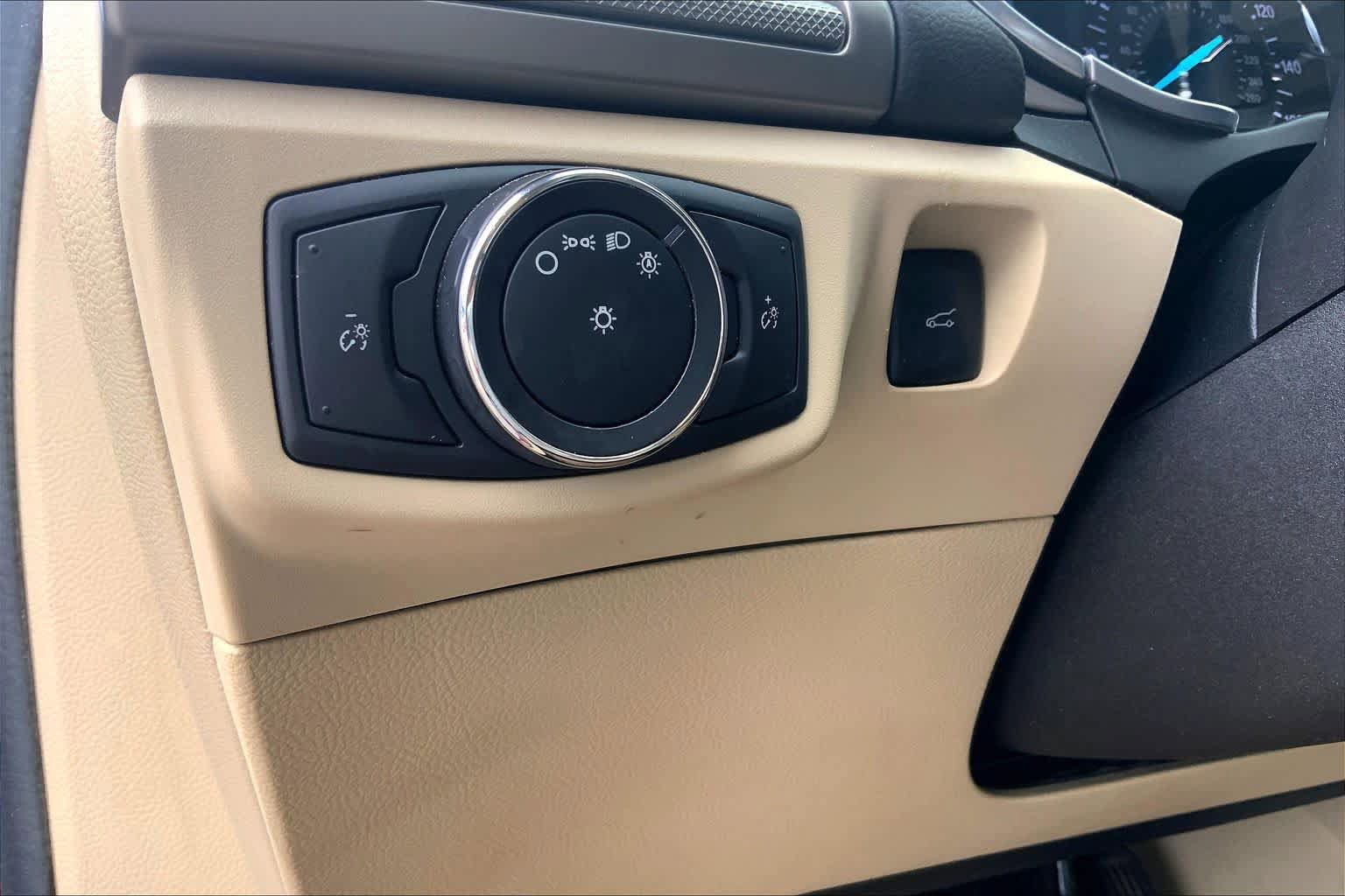 Used 2015 Ford Fusion SE FWD image 33