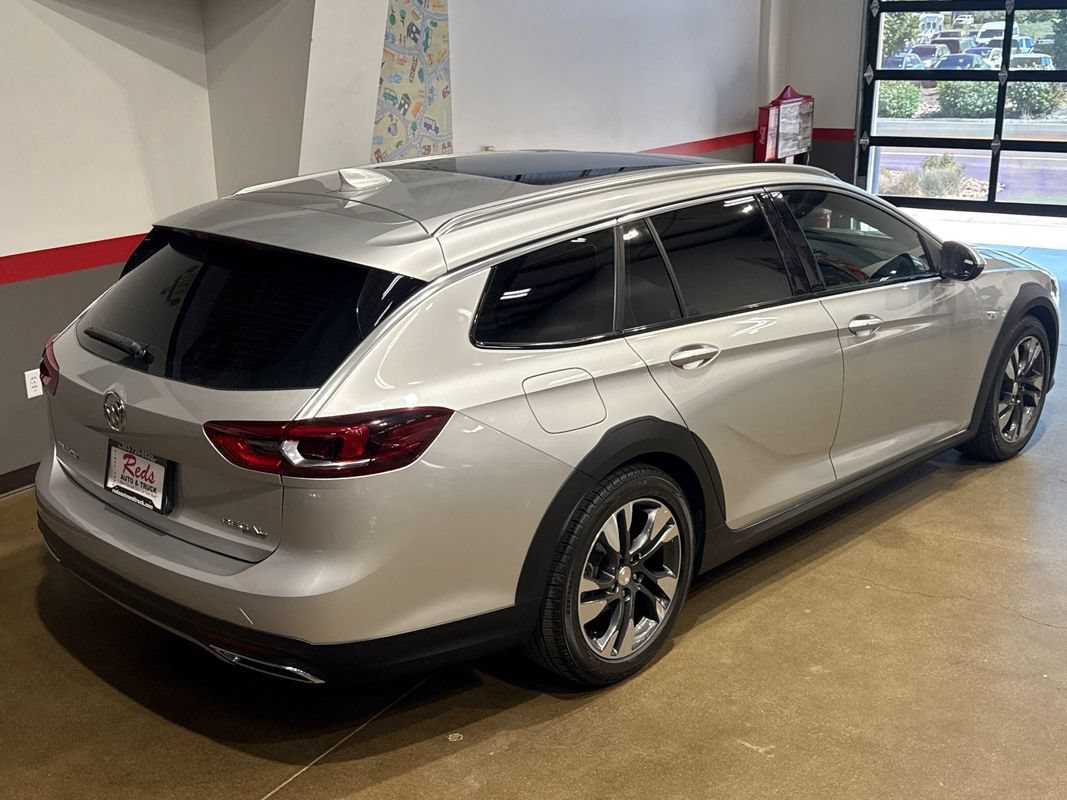 Used 2018 Buick Regal Essence w/ Sights and Sounds Package AWD/4WD image 4