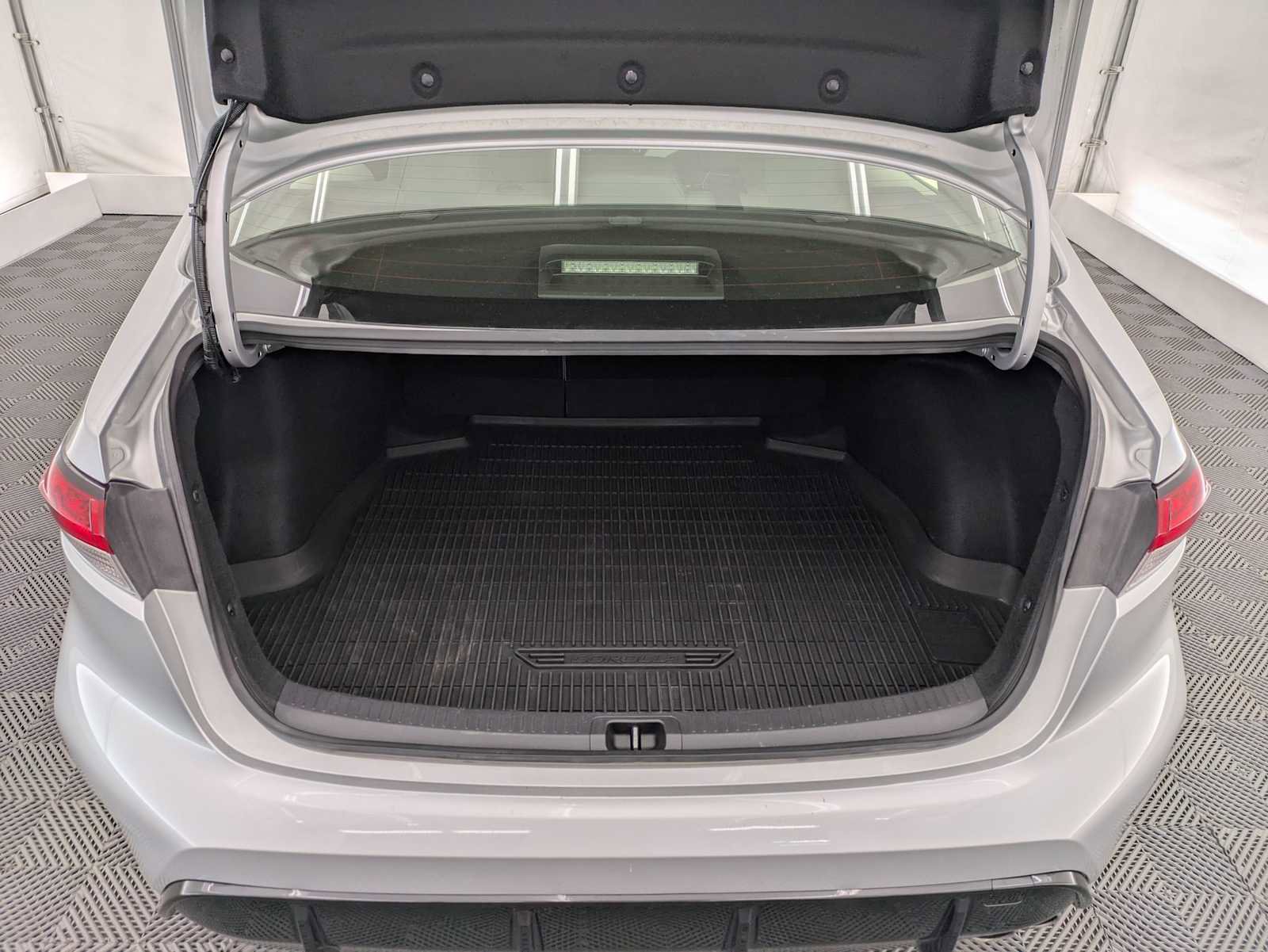 Used 2025 Toyota Corolla SE w/ Convenience Package FWD image 33