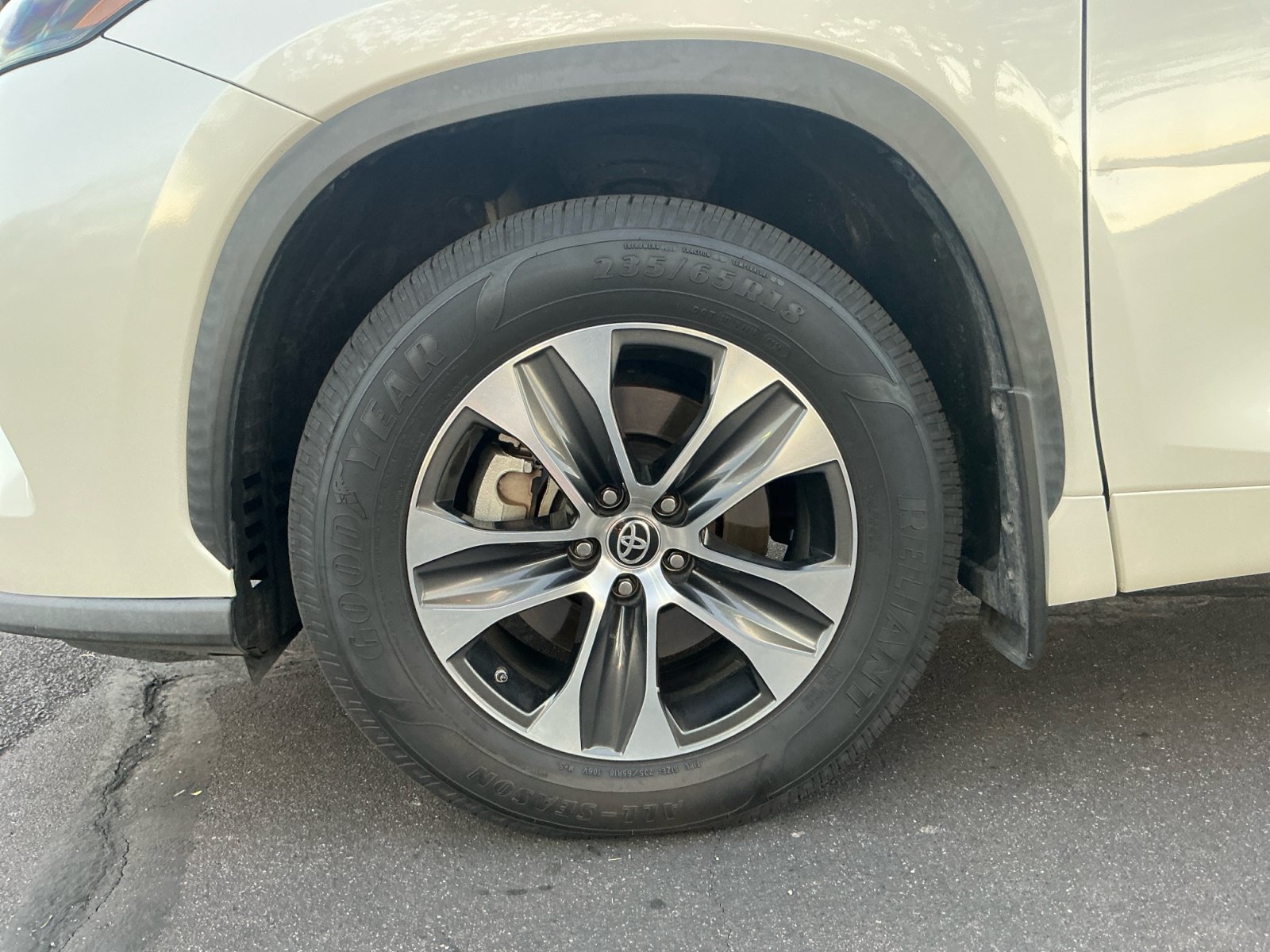 Used 2021 Toyota Highlander XLE AWD/4WD image 26