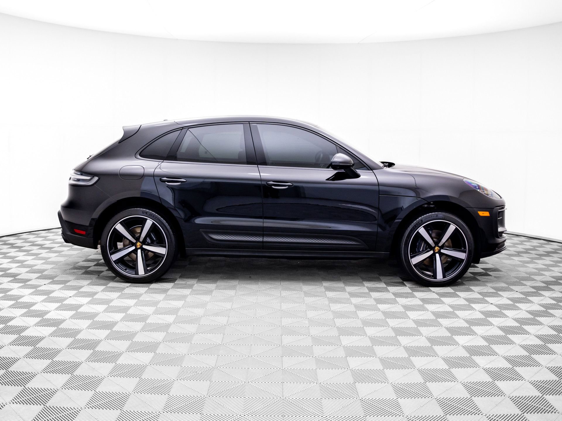 Certified 2025 Porsche Macan AWD/4WD image 7