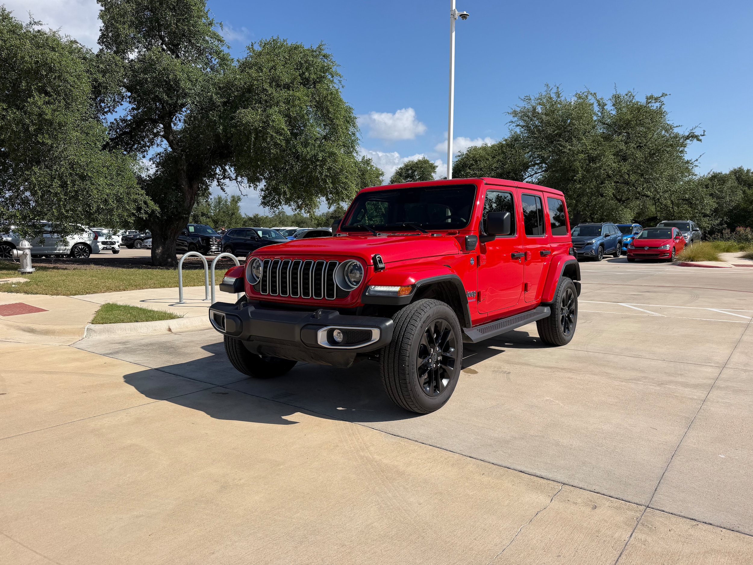 Used 2025 Jeep Wrangler Unlimited Sahara AWD/4WD image 2