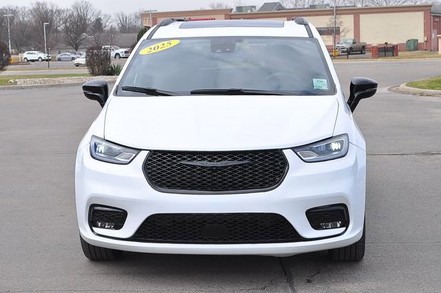 Used 2025 Chrysler Pacifica Limited image 8