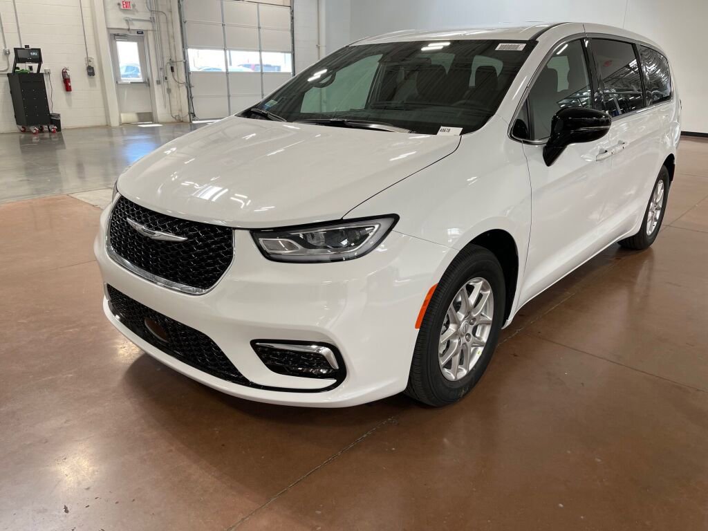 New 2026 Chrysler Pacifica Select