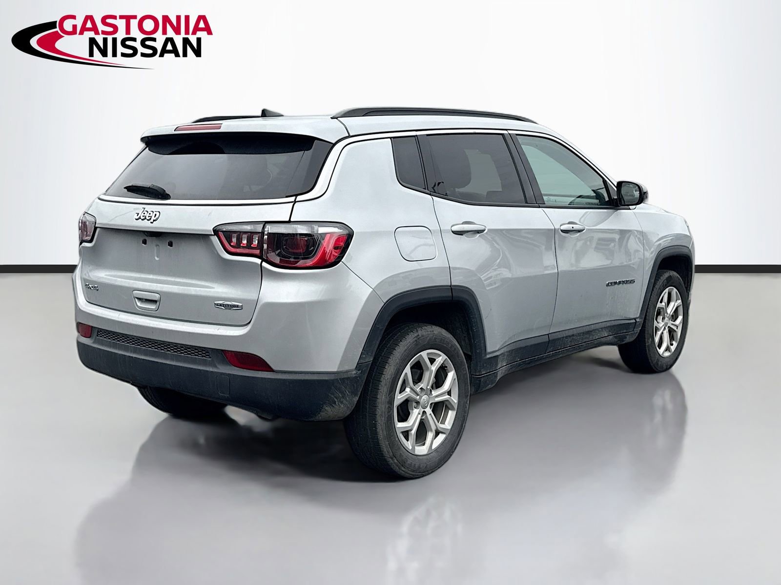 Used 2024 Jeep Compass Latitude image 9