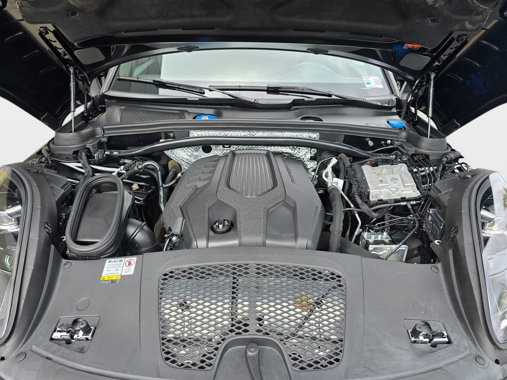 Used 2023 Porsche Macan AWD/4WD image 34
