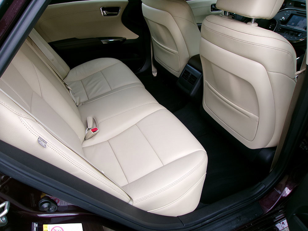 Used 2017 Toyota Avalon XLE Premium w/ Carpet Mat Package FWD image 13