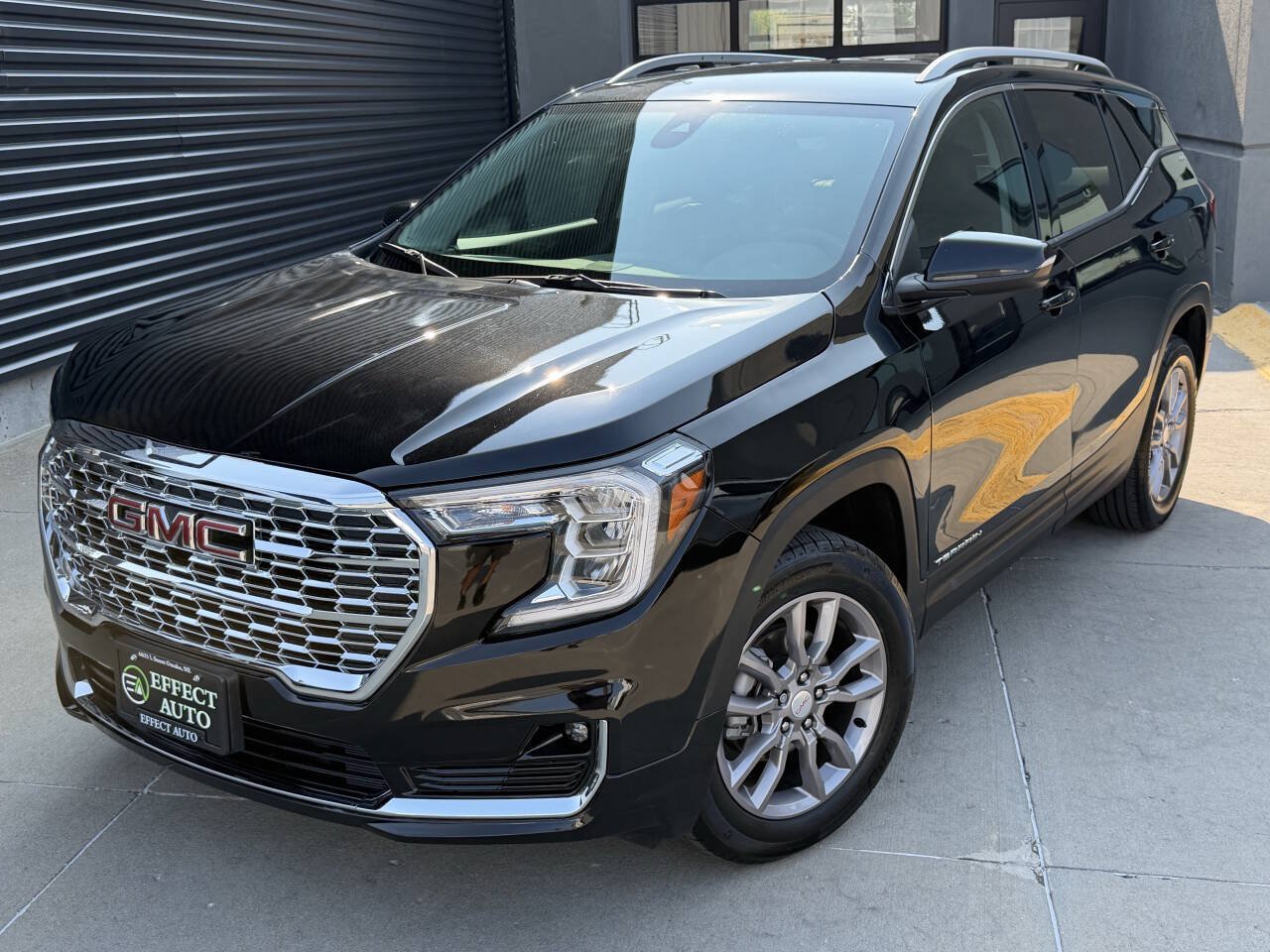Used 2024 GMC Terrain SLT w/ Infotainment Package II AWD/4WD image 2
