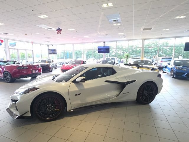 Used 2023 Chevrolet Corvette Z06 w/ Z07 Performance Package RWD image 3