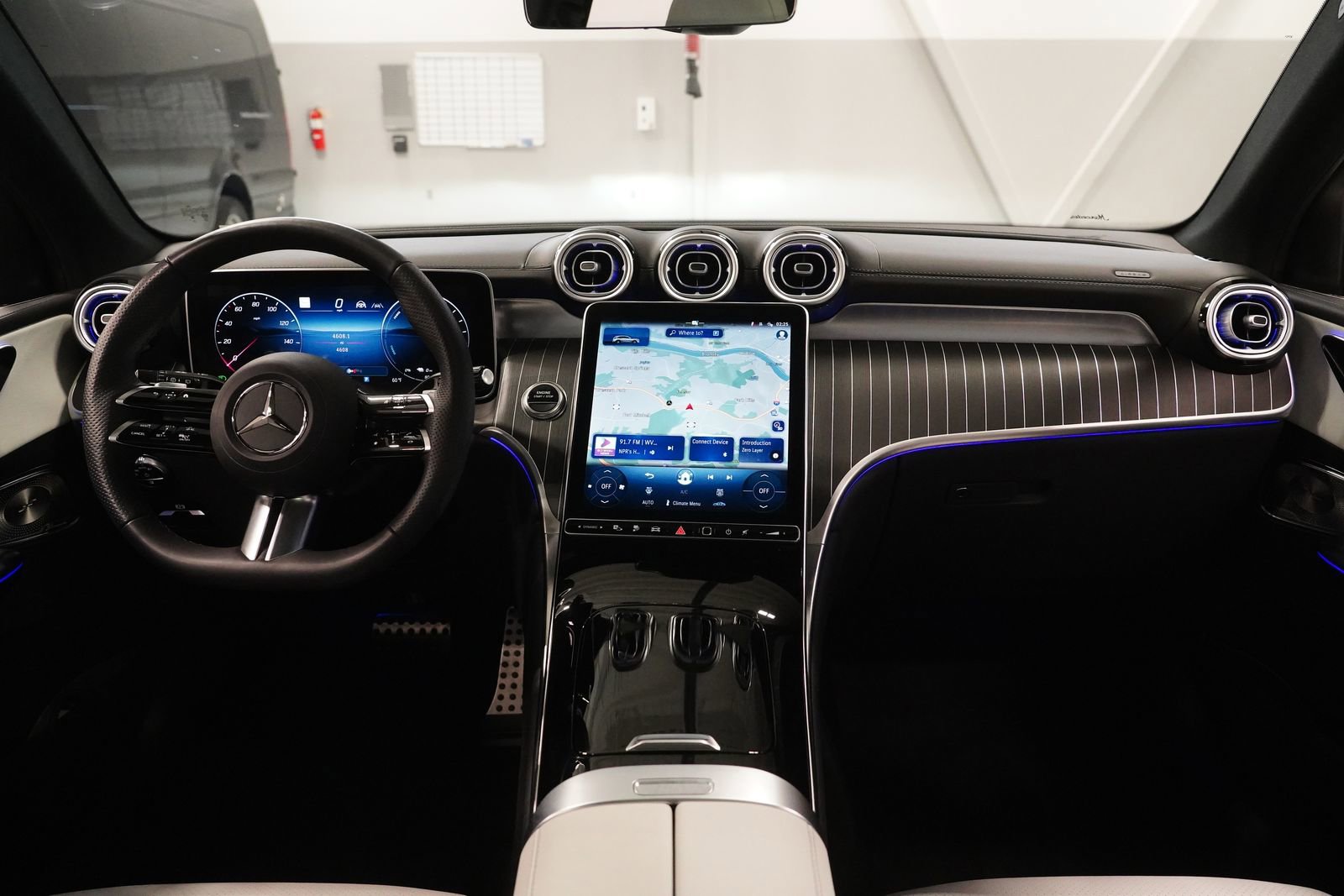 Used 2025 Mercedes-Benz GLC 350e 4MATIC image 15