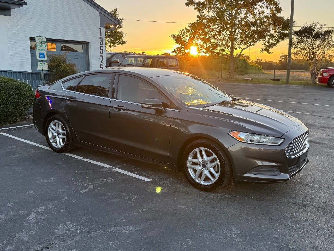 Used 2016 Ford Fusion SE FWD image 9