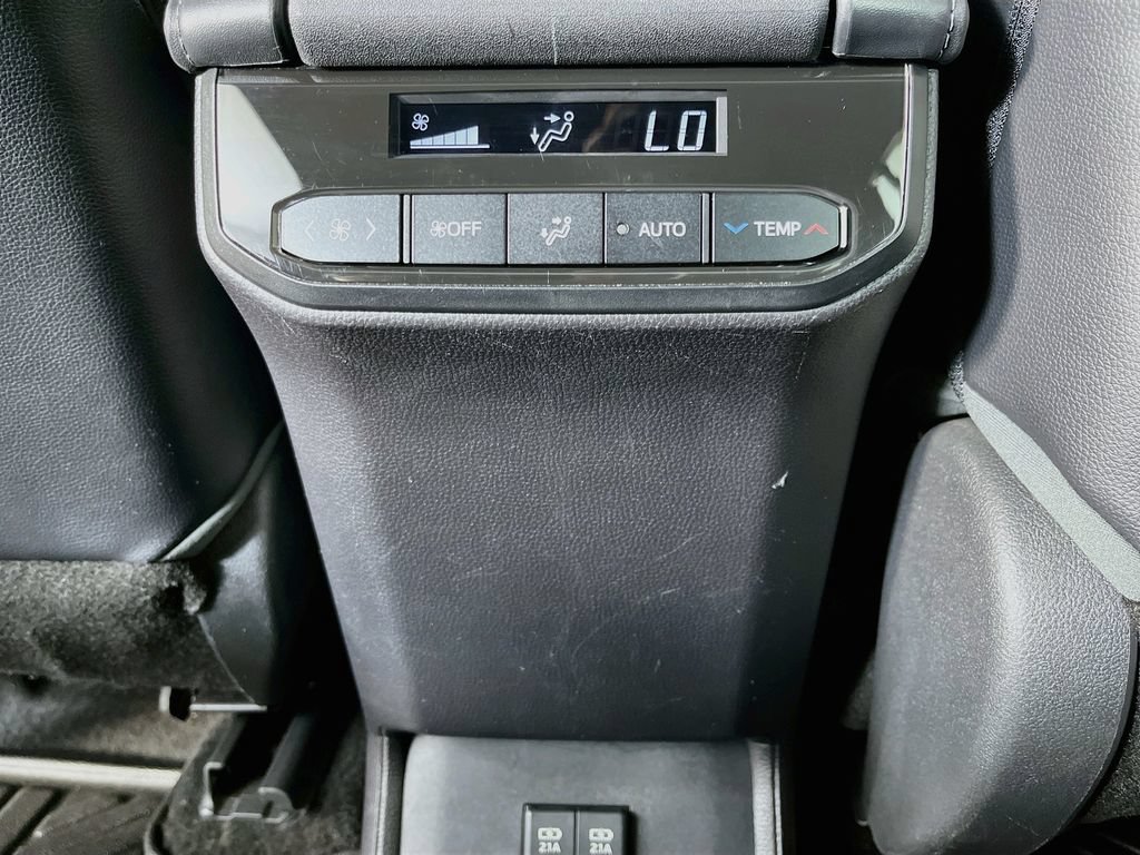 Used 2021 Toyota Highlander XSE AWD/4WD image 33