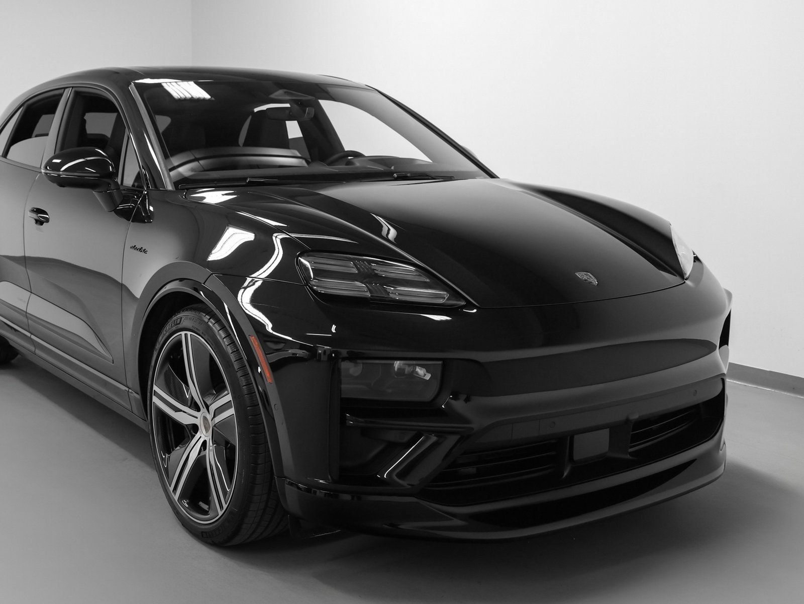 New 2025 Porsche Macan Turbo Electric AWD/4WD image 9