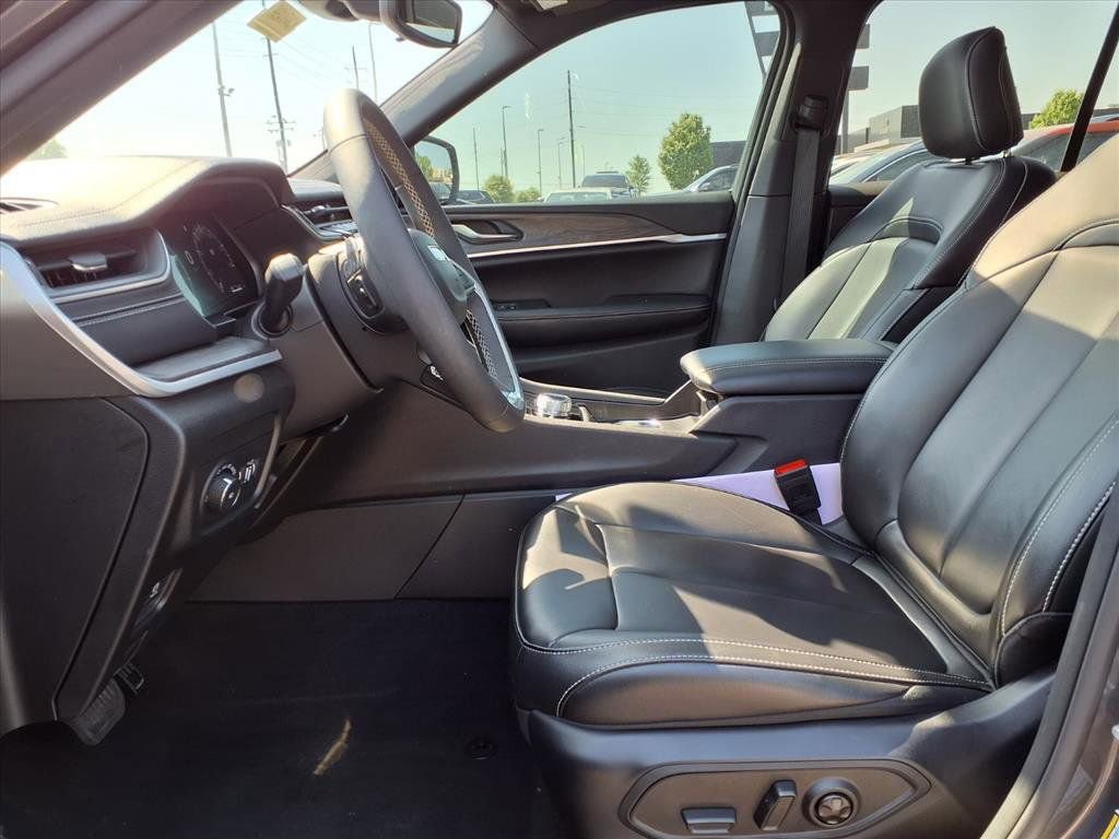 Used 2024 Jeep Grand Cherokee Limited w/ Black Appearance Package AWD/4WD image 25