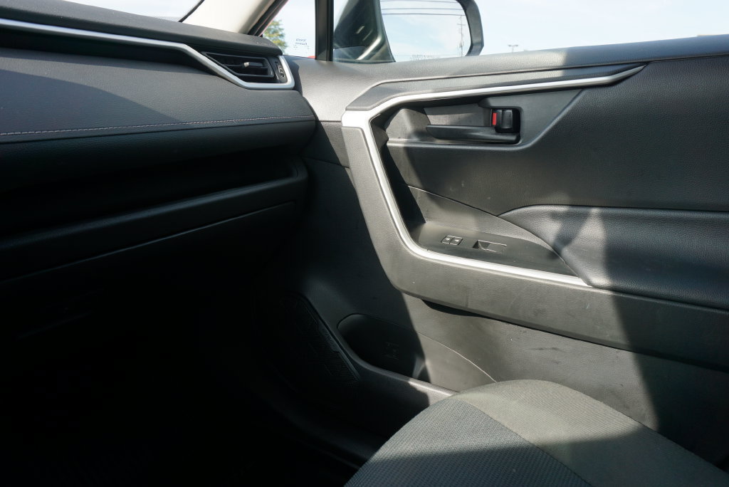 Used 2022 Toyota RAV4 LE w/ Carpet Mat Package (TMS) FWD image 29