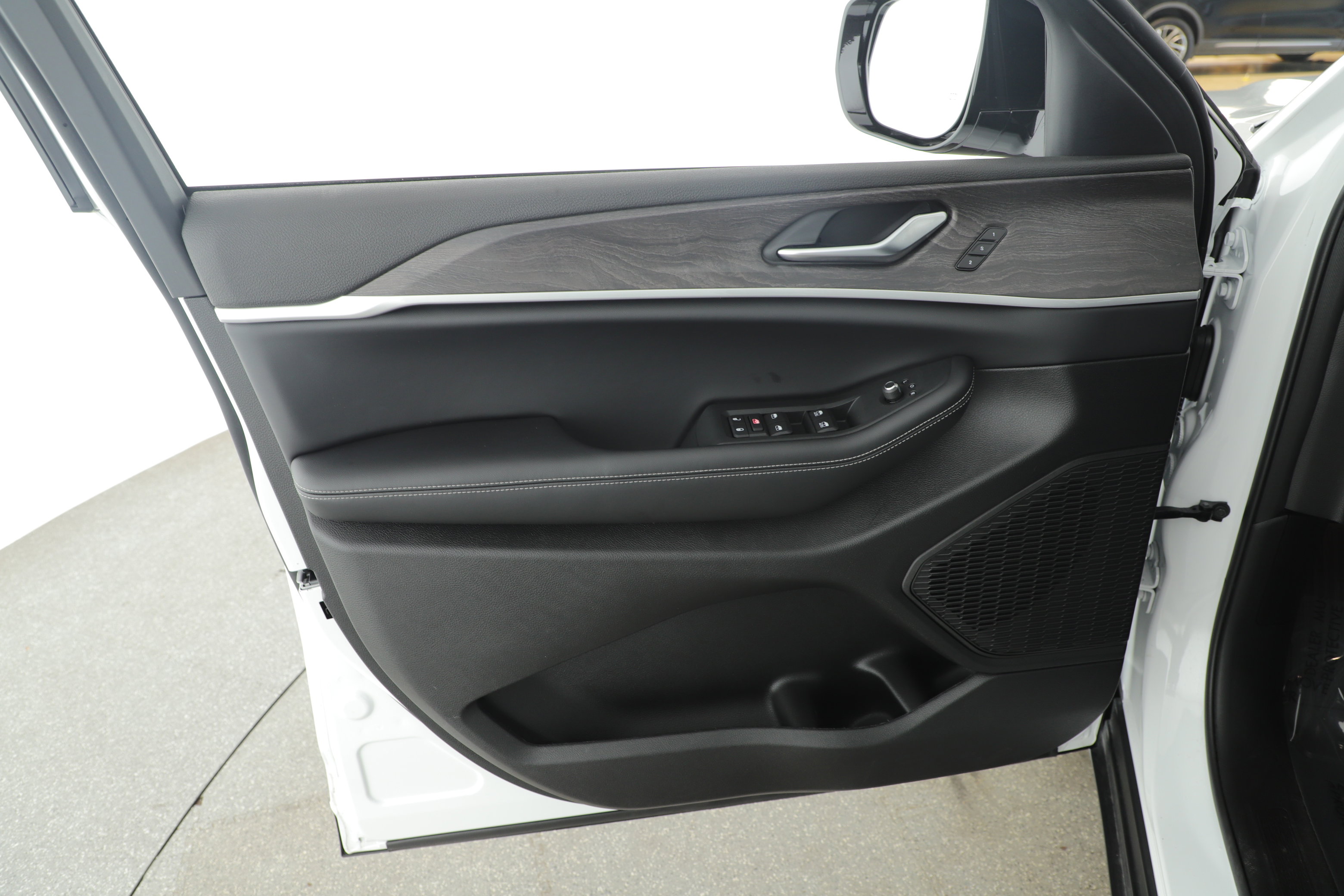 Used 2025 Jeep Grand Cherokee Limited w/ Trailer Tow Package image 6