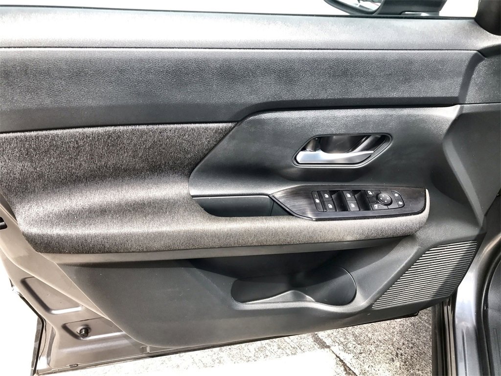 Used 2025 Nissan Kicks SV image 13