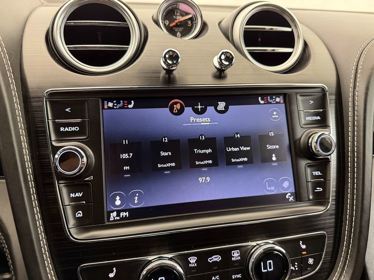 Used 2017 Bentley Bentayga image 29