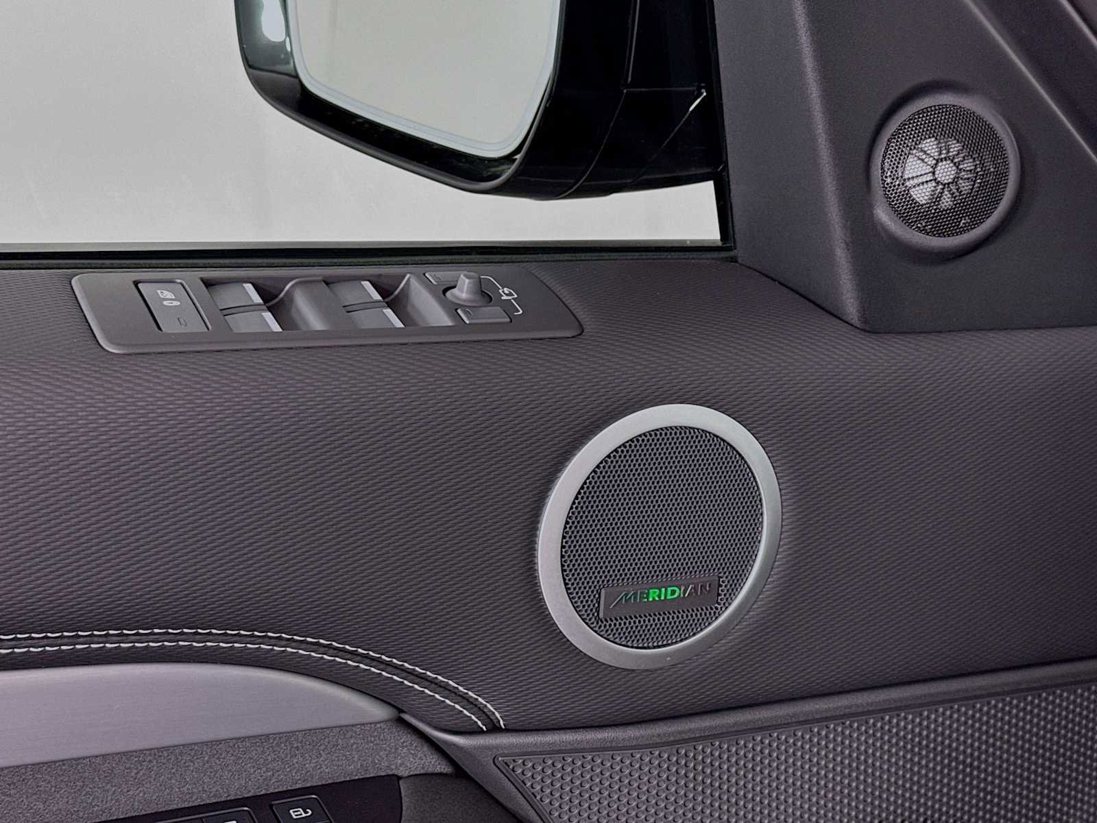 New 2025 Land Rover Discovery Dynamic SE image 19