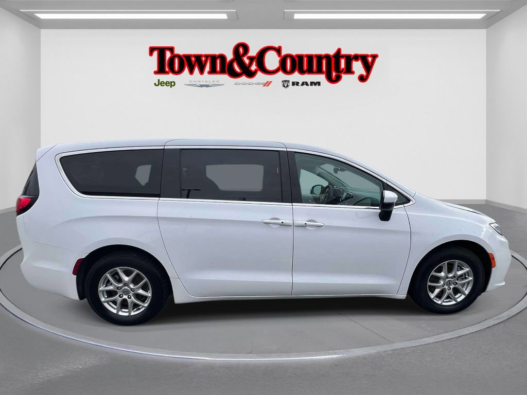 Certified 2023 Chrysler Pacifica Touring-L FWD image 4