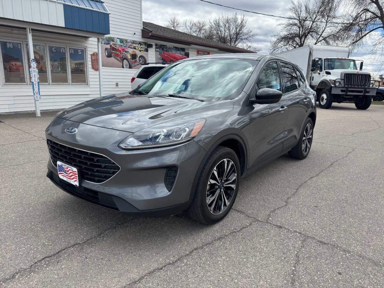 Used 2022 Ford Escape SE w/ SE Sport Appearance Package AWD/4WD image 2