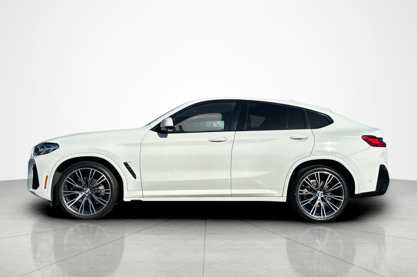 Used 2022 BMW X4 xDrive30i w/ M Sport Package 2 AWD/4WD image 2