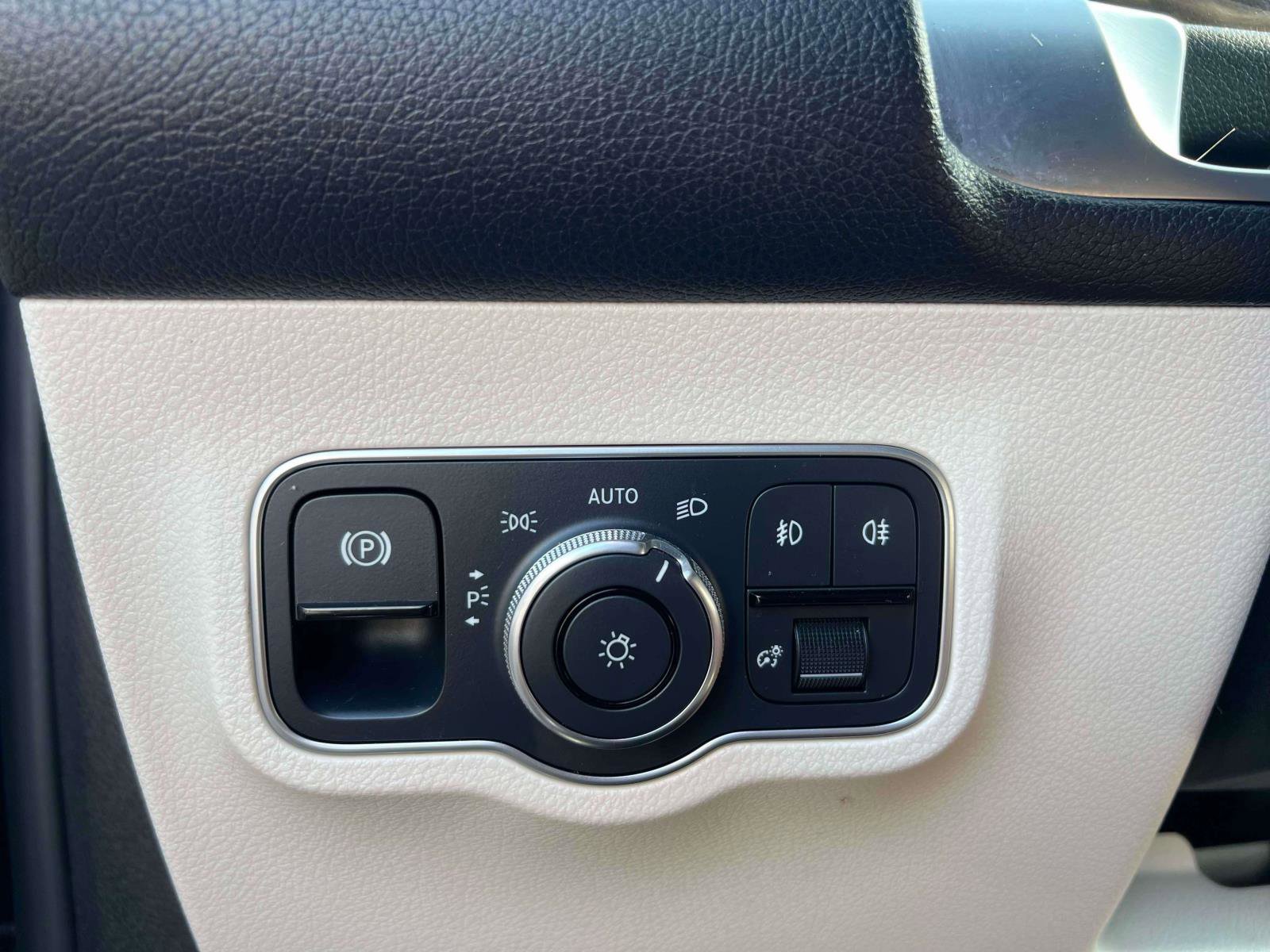 Used 2023 Mercedes-Benz GLB 250 4MATIC w/ Premium Package image 19