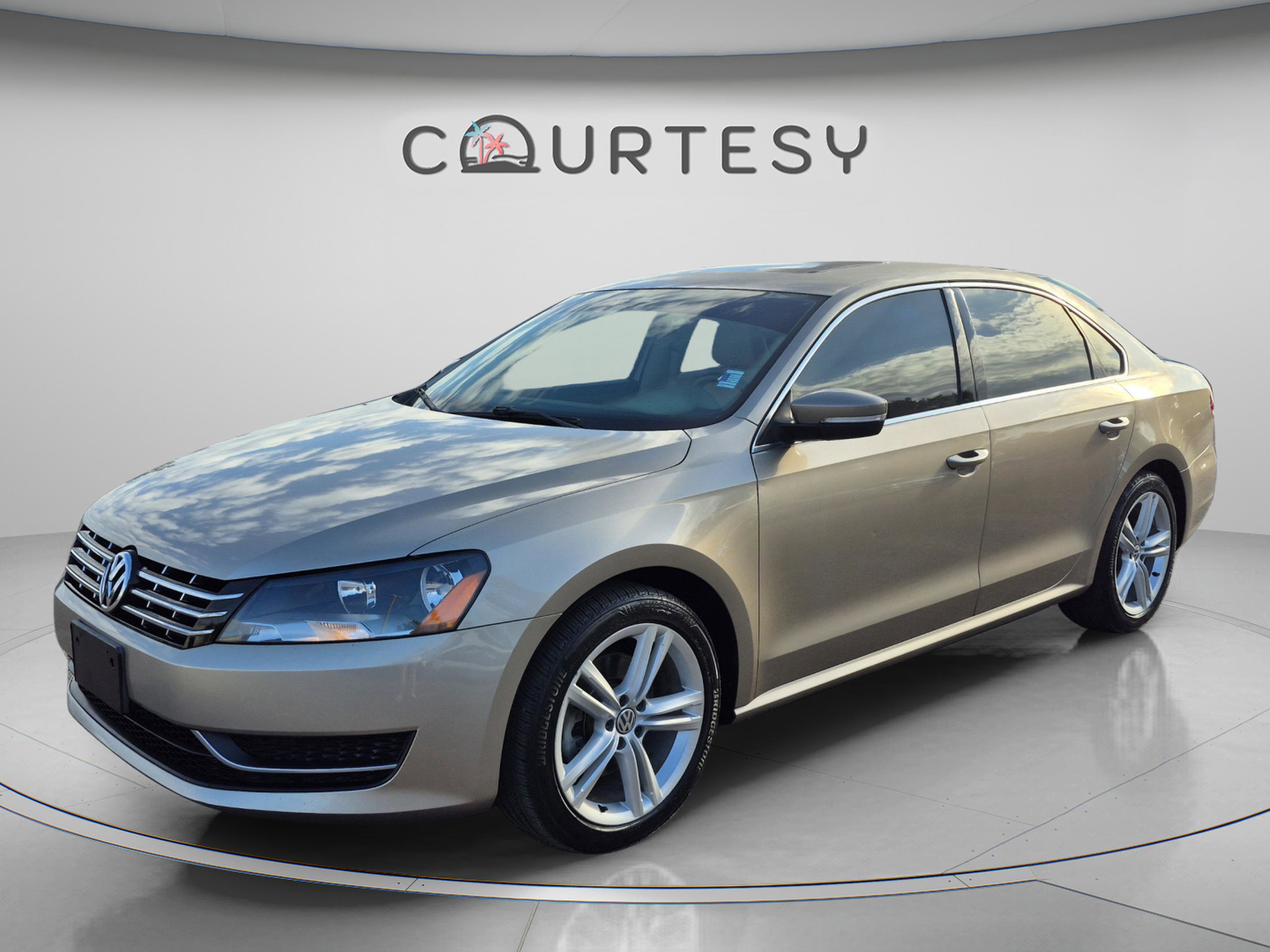 Used 2015 Volkswagen Passat TDI SE FWD image 1