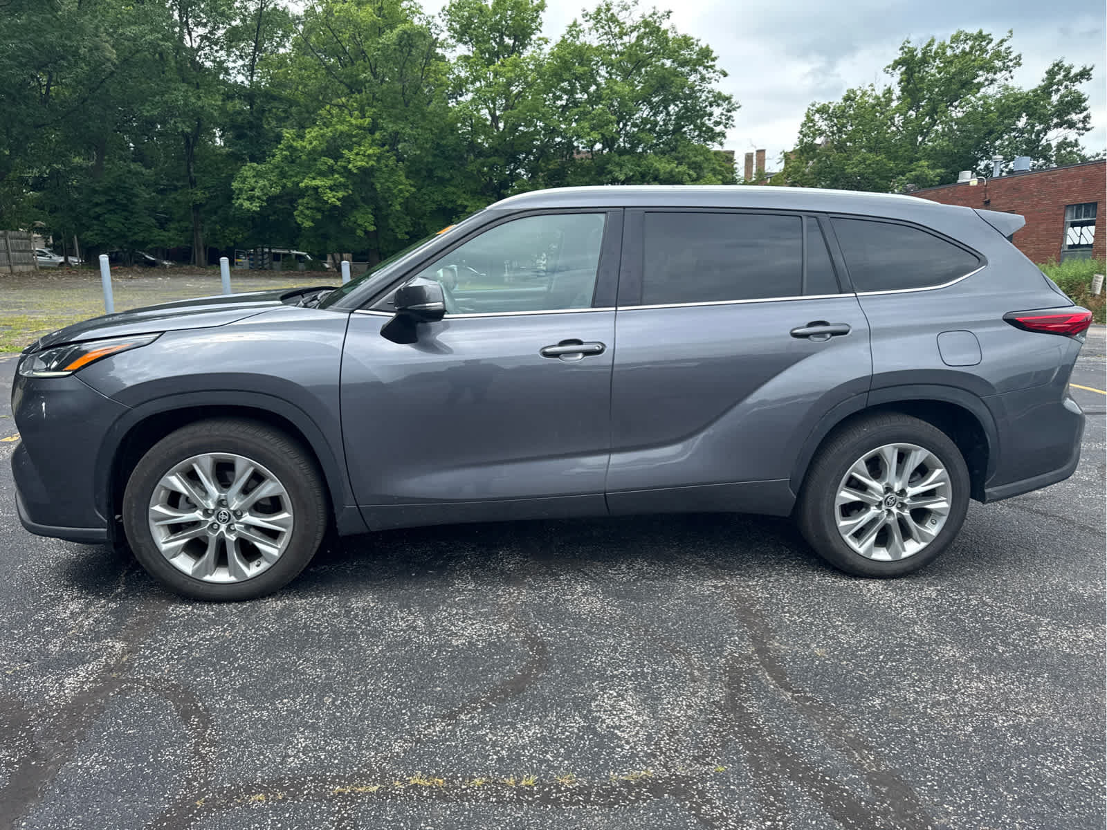 Used 2023 Toyota Highlander Limited FWD image 32