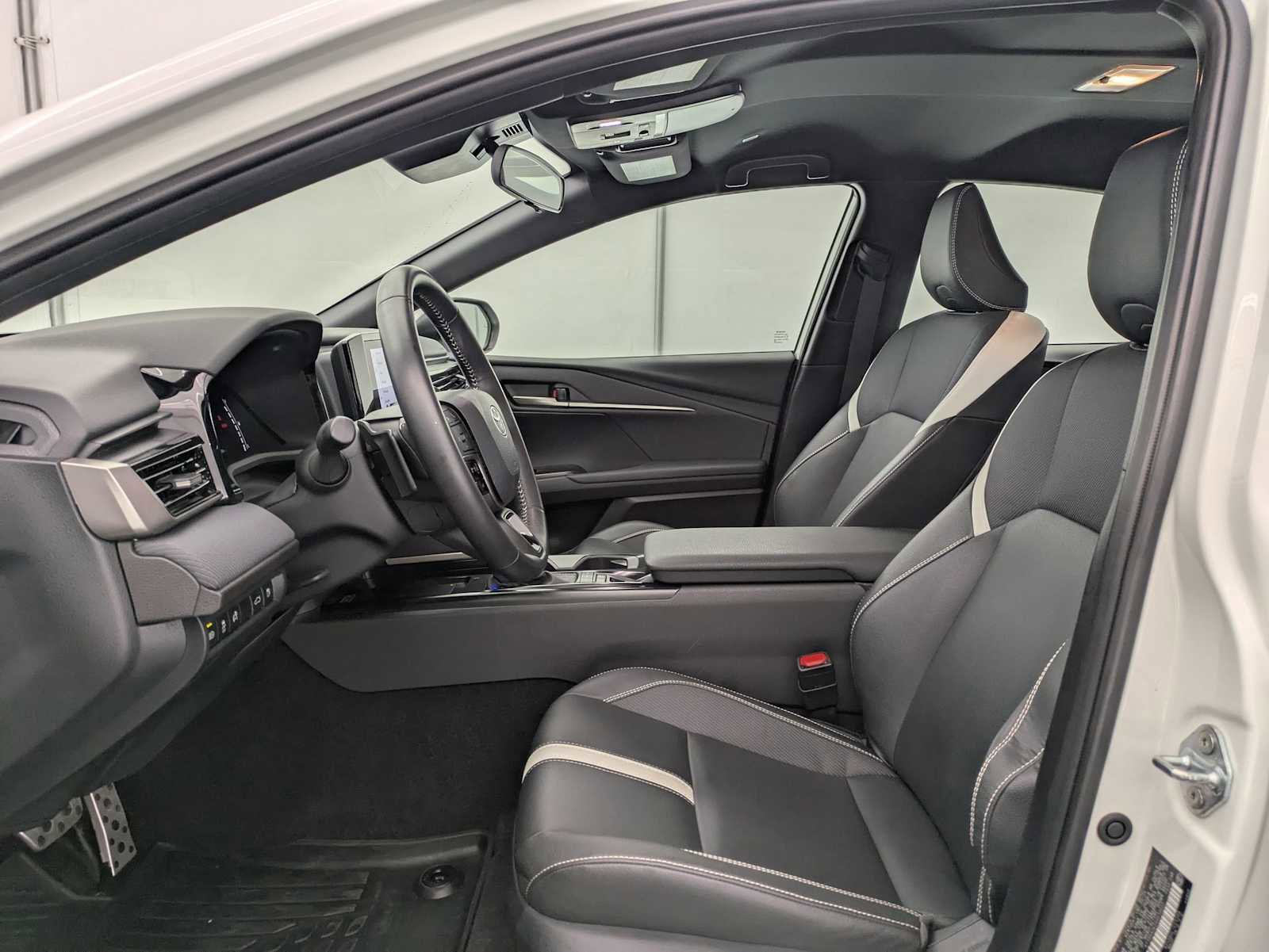 Used 2025 Toyota Camry SE FWD image 17