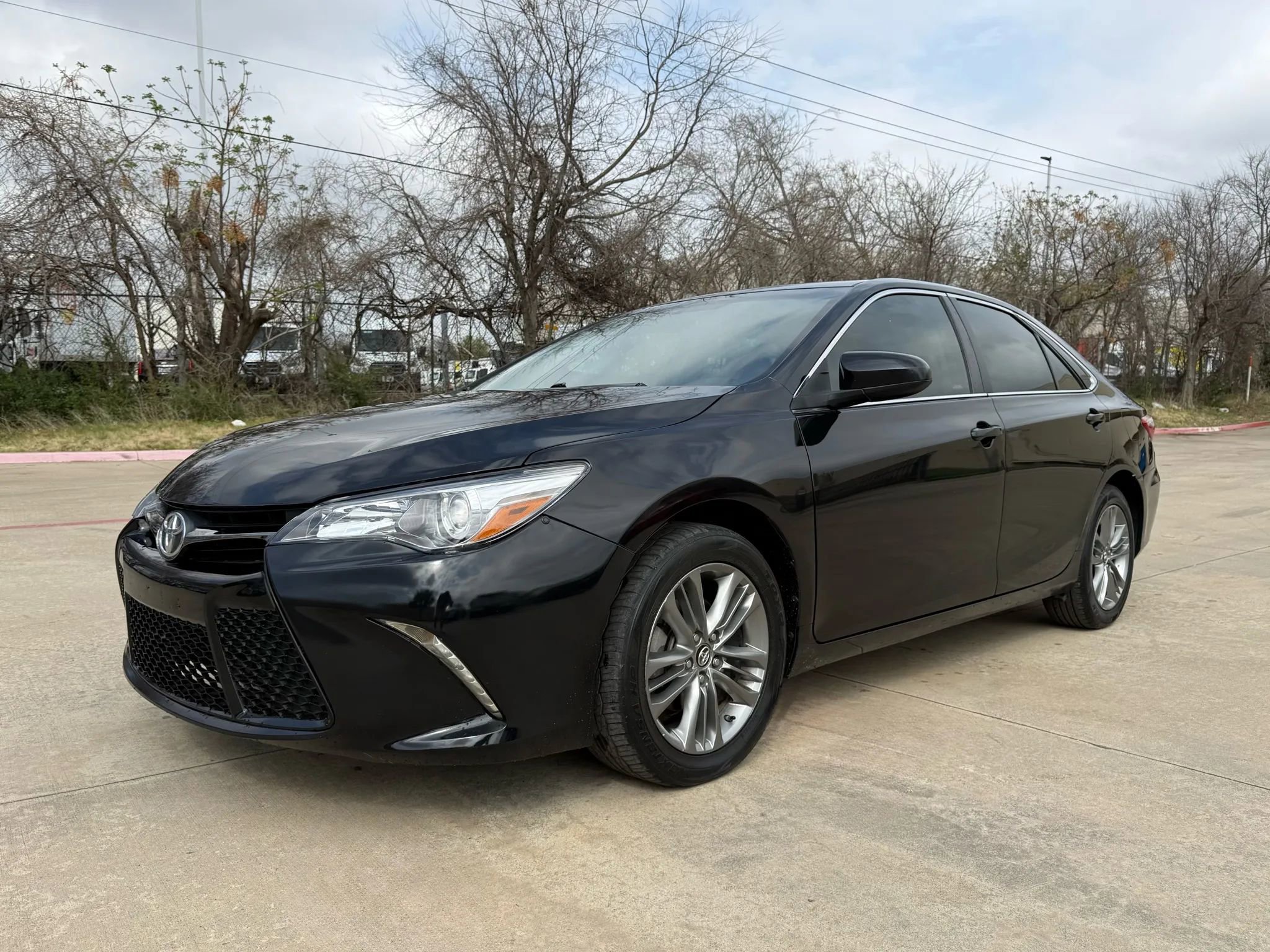 Used 2017 Toyota Camry SE image 2