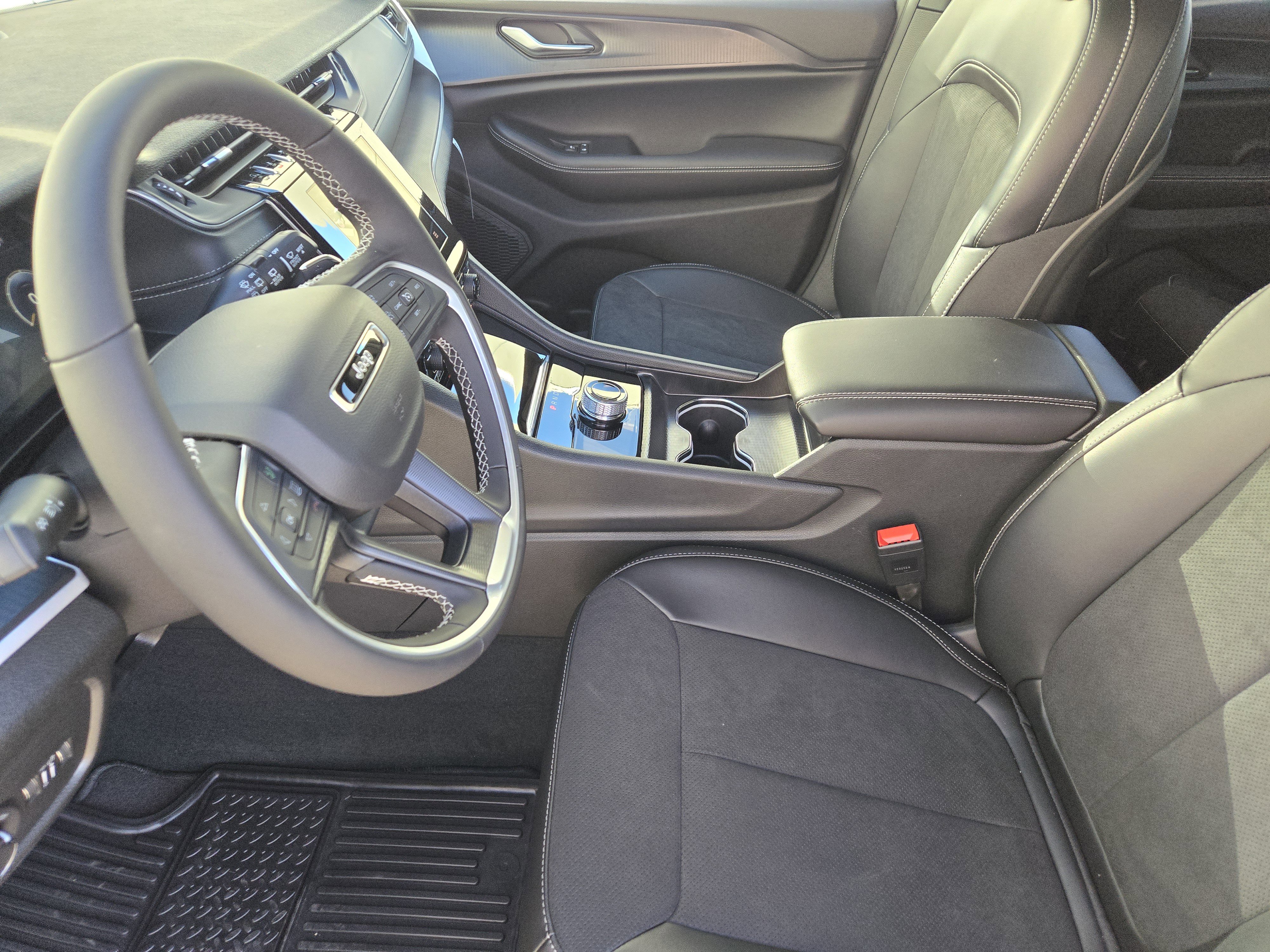 New 2025 Jeep Grand Cherokee L Laredo image 11