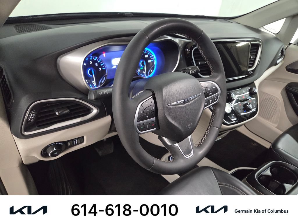 Used 2023 Chrysler Pacifica Touring-L FWD image 17