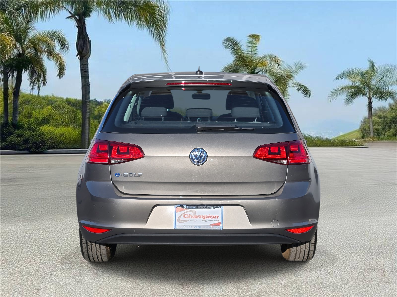 Used 2016 Volkswagen e-Golf SE w/ DC Fast Charging Package image 5