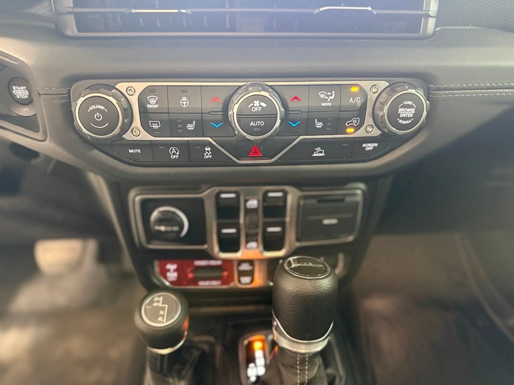 Used 2025 Jeep Gladiator Rubicon w/ Convenience Group AWD/4WD image 16