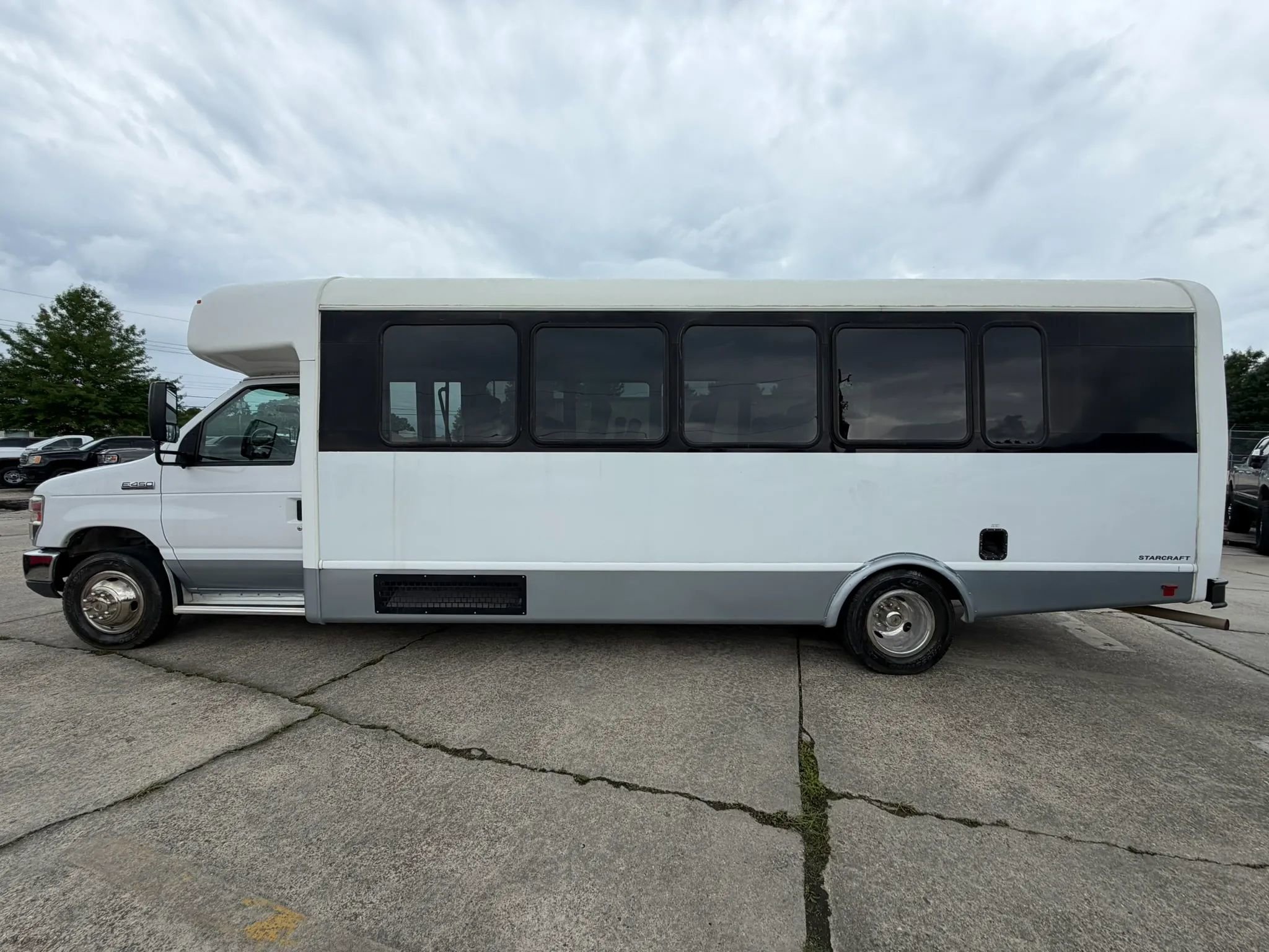 Used 2016 Ford E-450 and Econoline 450 Super Duty w/ Shuttle Bus Prep Package RWD image 2