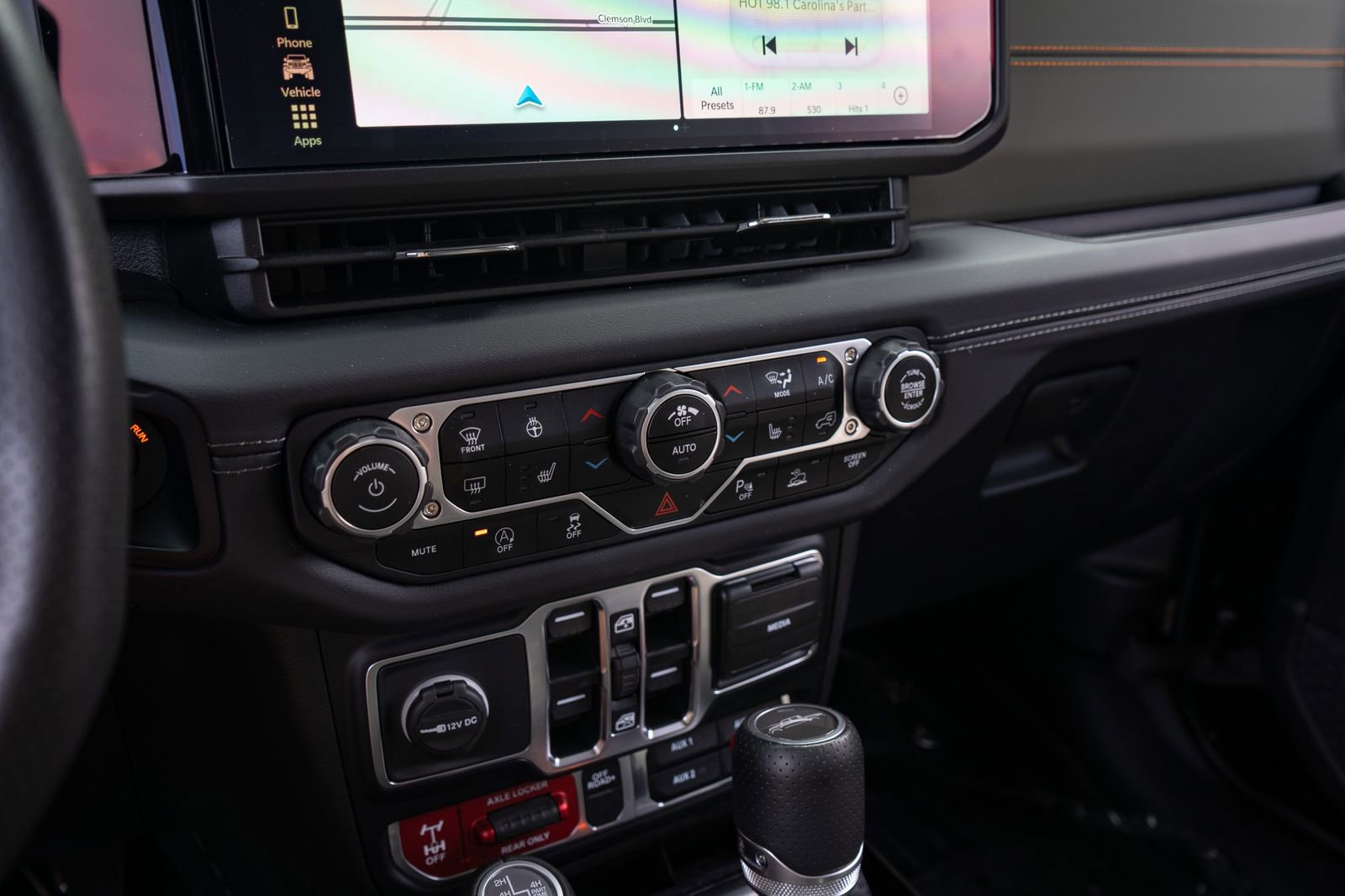 Used 2024 Jeep Gladiator Mojave AWD/4WD image 28
