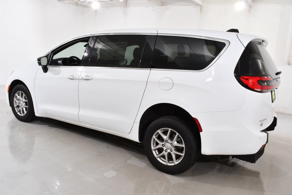 Used 2026 Chrysler Pacifica Select FWD image 16