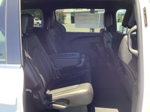 New 2027 Chrysler Pacifica Select FWD image 33