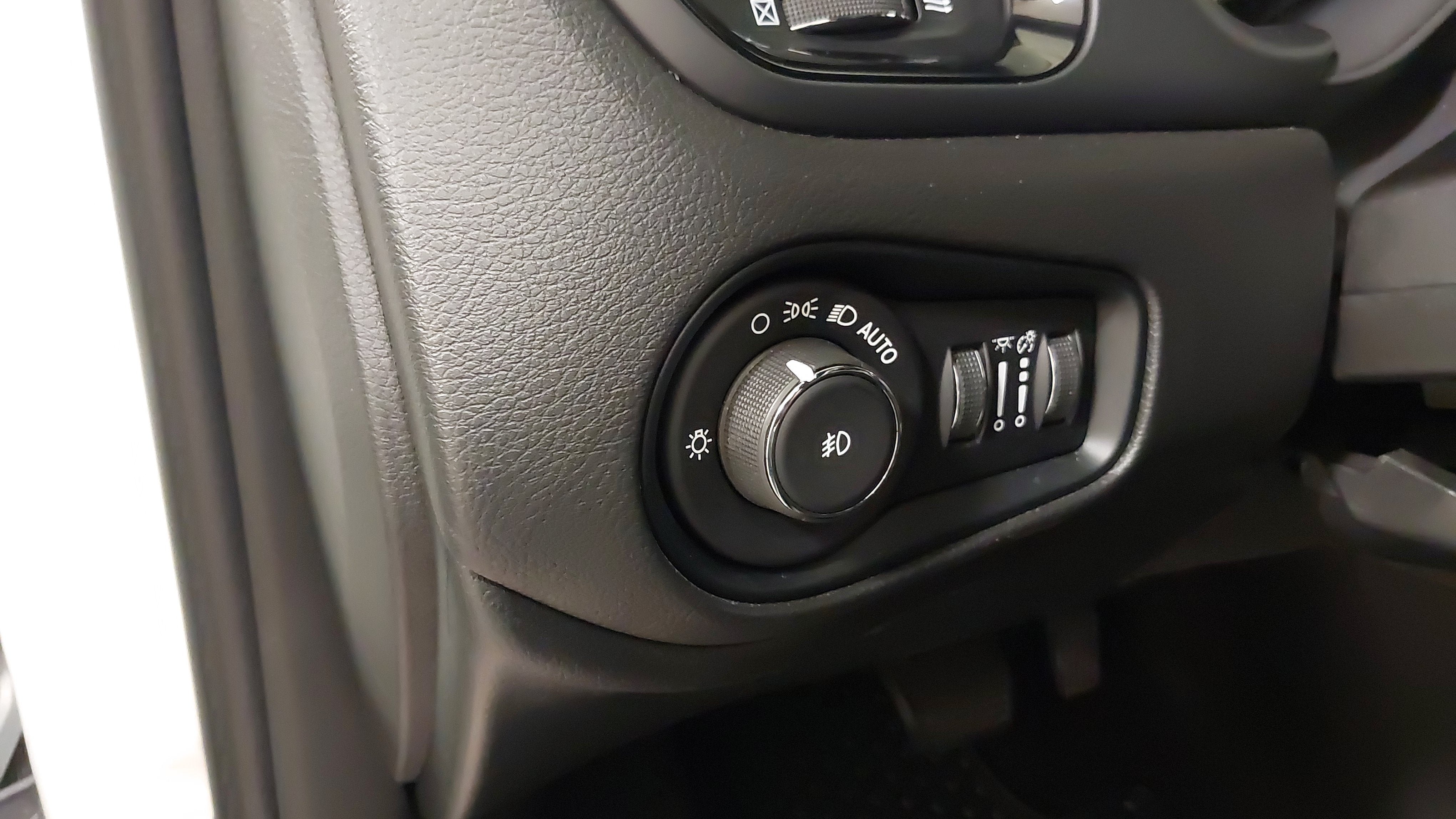Used 2022 Jeep Renegade Altitude w/ Convenience Group AWD/4WD image 31