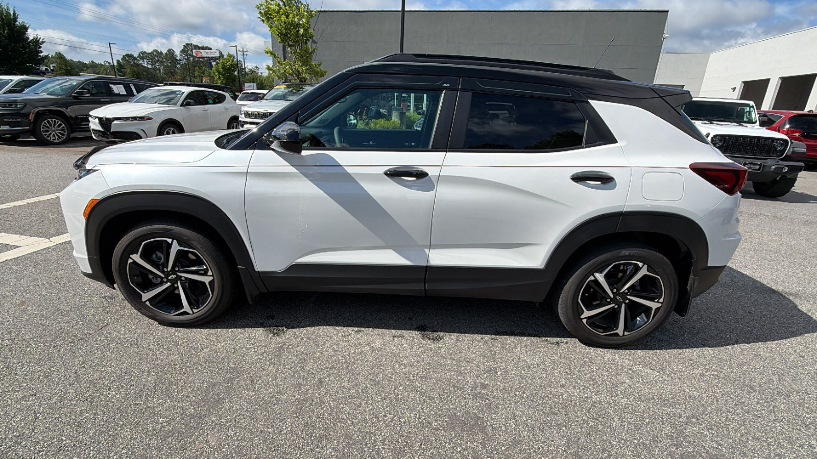 Used 2023 Chevrolet TrailBlazer RS w/ Sun and Liftgate Package FWD image 11
