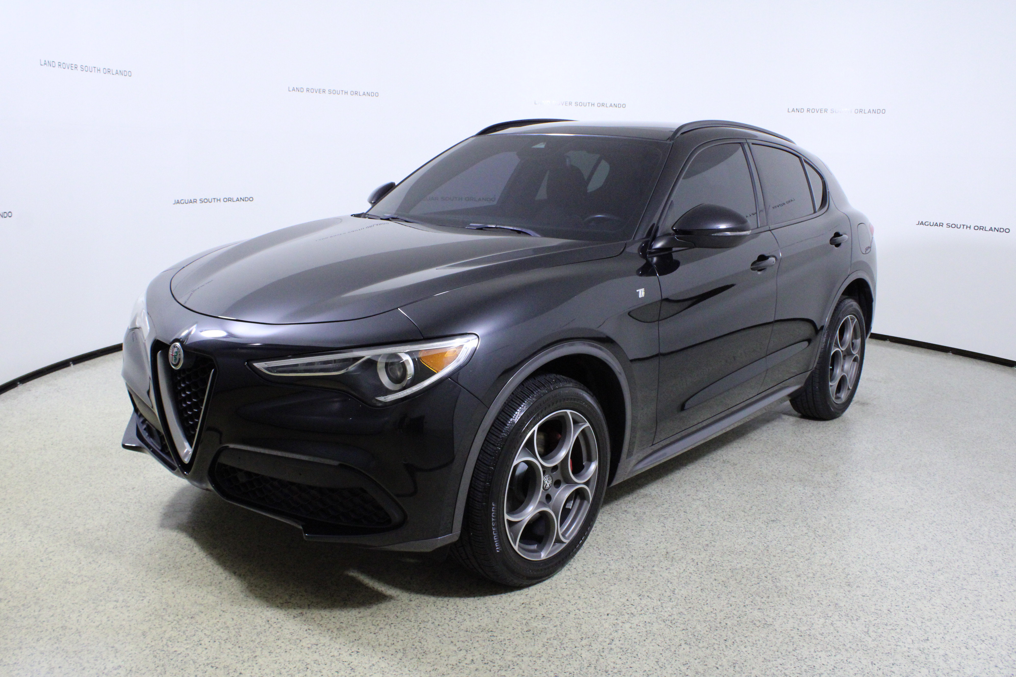 Used 2022 Alfa Romeo Stelvio Ti AWD/4WD image 4