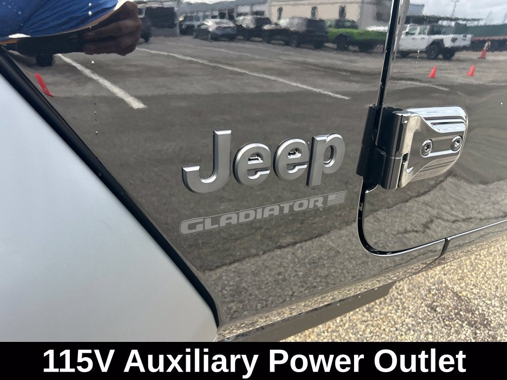 Used 2026 Jeep Gladiator Sport AWD/4WD image 19