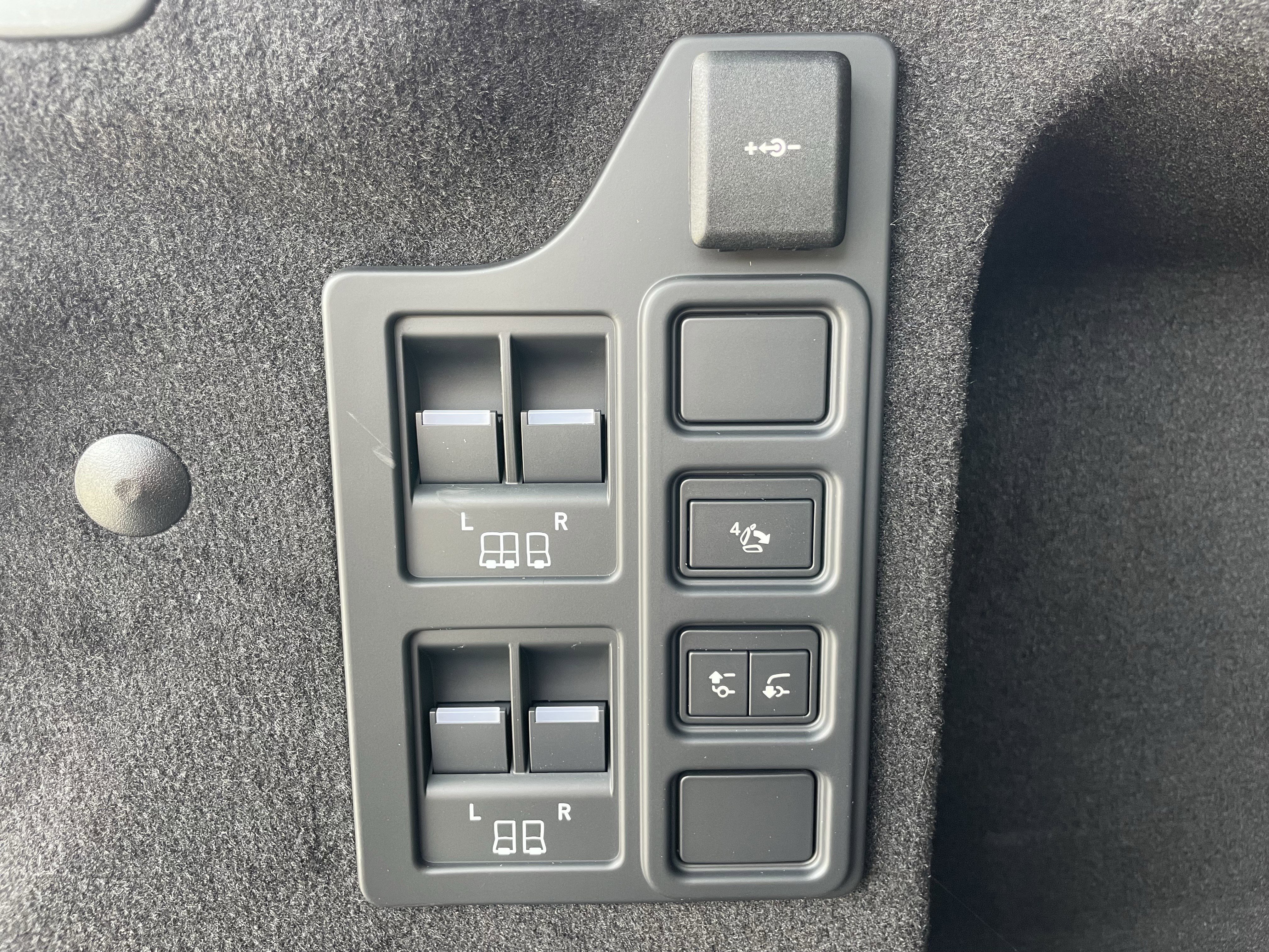 Used 2024 Land Rover Discovery Dynamic SE image 40